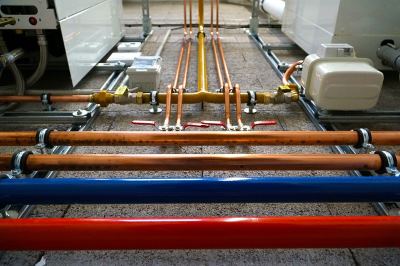 Instalación de tuberías de agua caliente